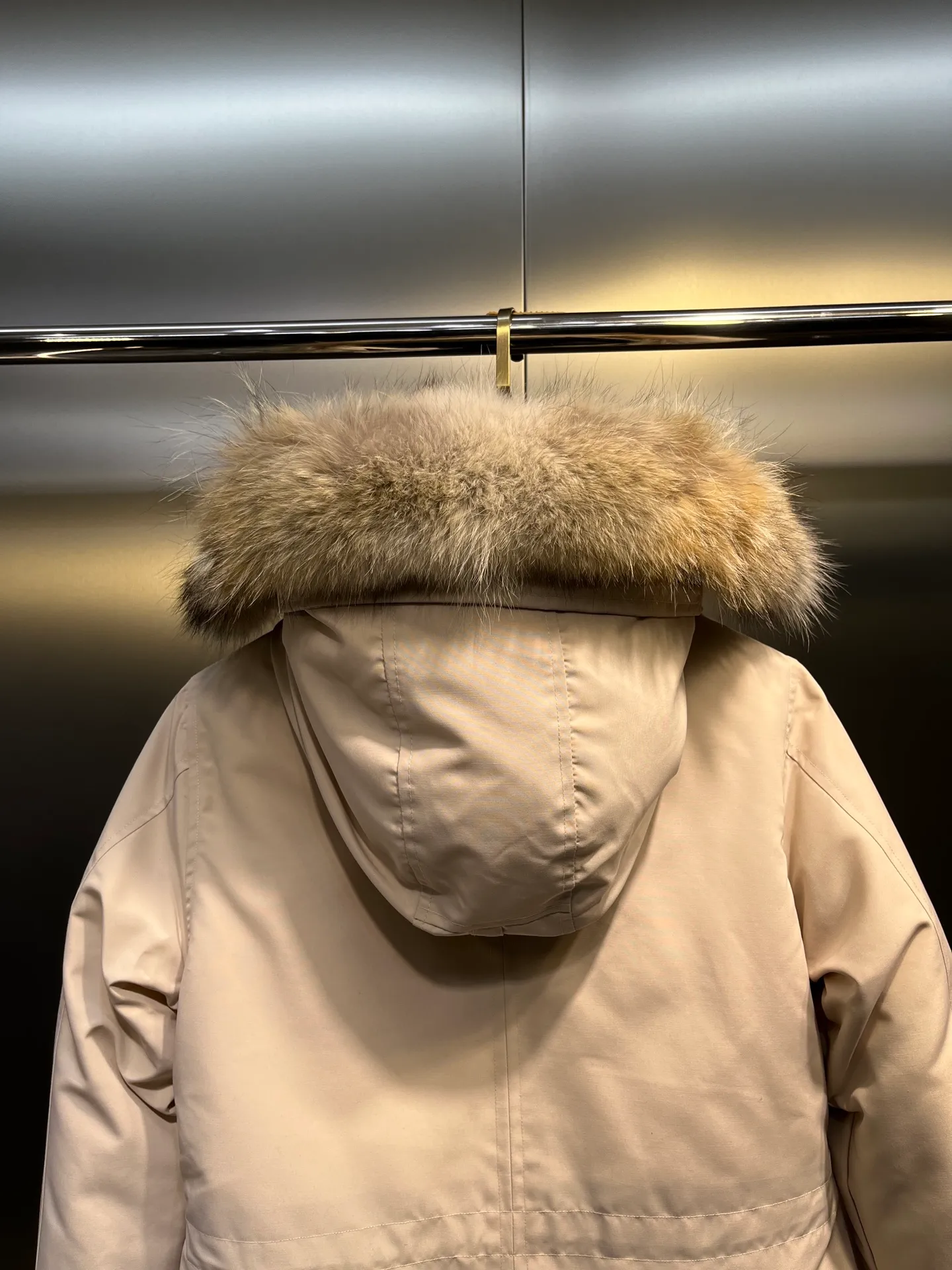 P860 Canada goose/Canada Goose 05 model 2580LA CANADA GOOSE/Canada Goose Rossclair parka women's down jacket, authentic original clothing molding, all accessories are custom-made from the original factory. This model is very unique. The zipper at the back can be opened to change into a dovetail style, with diagonal pockets and a layer of hidden pockets underneath. The official website has become a popular model. The softness and hardness of the fabric are compared with the genuine ones. It can be restored by kneading at will (fabric misunderstanding: fabrics with high hardness are not waterproof. Only those who buy the latest genuine version this year will notice the softness and comfort of the fabrics). The down is synchronized with the genuine white duck down. It is fluffy and not lumpy. The electronically controlled down charging machine is used to fill the zippers with customized genuine YKK zippers. High hardness and no lag. The fur collar is purchased from the same manufacturer as Wolf Hair. (Cooperative factory 2019 Canadian wolf skin auction and Big Goose official auction of wolf skin fur collars on the same site) All workmanship and wiring are controlled by workers with more than ten years of service. They must be horizontal and vertical, and are not crooked. The density of the inner wiring is more exquisite. Compare at will. Big goose label, collar label, washed label, hang tag, zipper rope, pocket label, back label, collar velvet, Velcro fasteners, all details of the cuffs are updated simultaneously with the original product, the best version, and the most complete color matching. The fighter in World 05 battles various world goods. Size: XS-XL